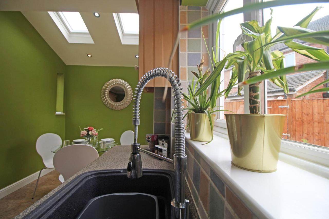 Queens Road - Luxury Spacious Home In Chester Christleton ภายนอก รูปภาพ