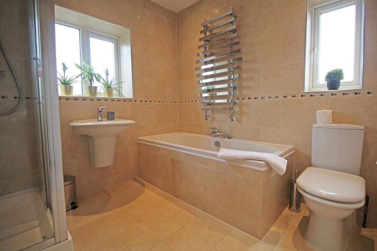 Queens Road - Luxury Spacious Home In Chester Christleton ภายนอก รูปภาพ