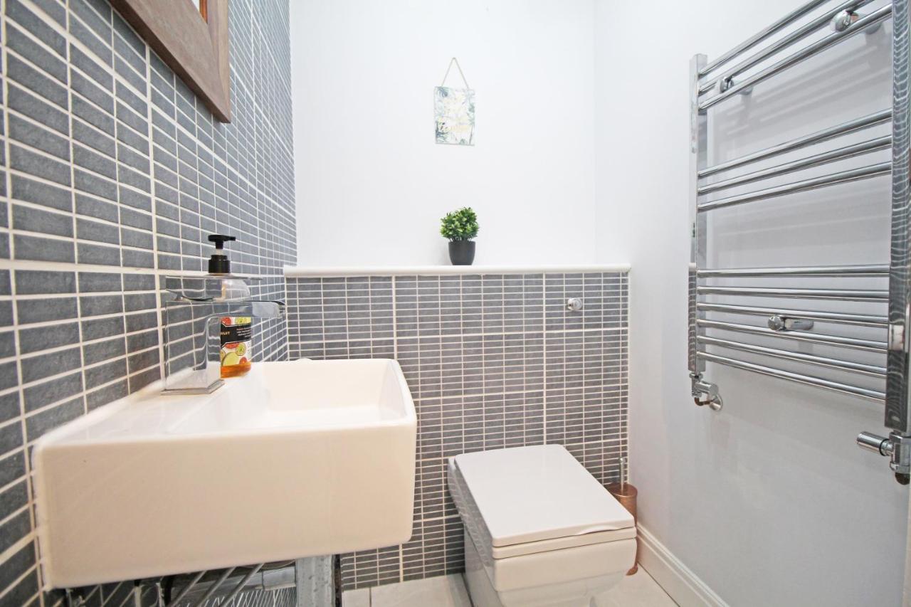 Queens Road - Luxury Spacious Home In Chester Christleton ภายนอก รูปภาพ