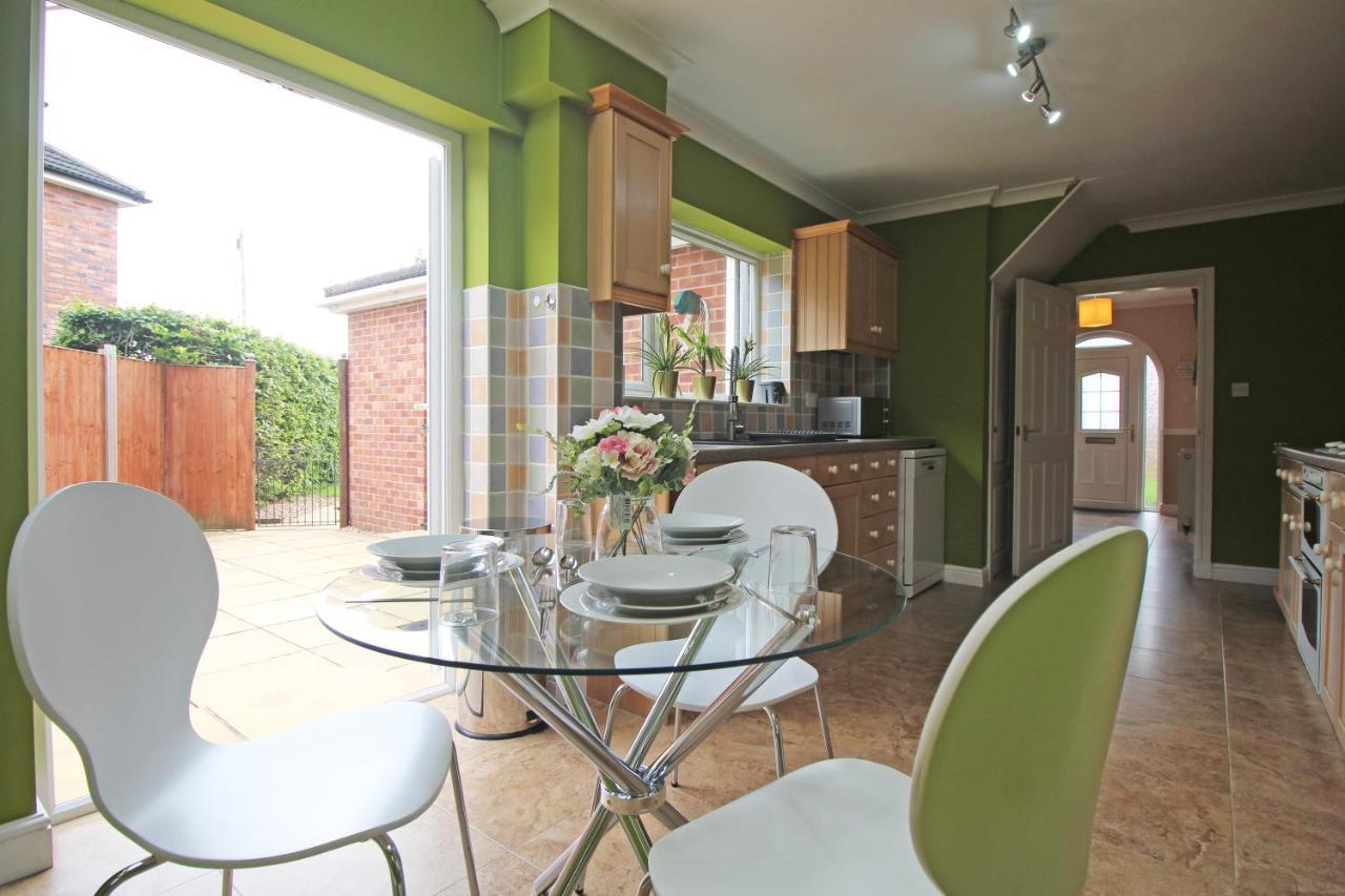 Queens Road - Luxury Spacious Home In Chester Christleton ภายนอก รูปภาพ