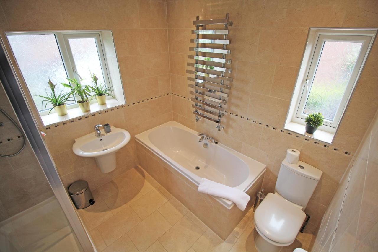 Queens Road - Luxury Spacious Home In Chester Christleton ภายนอก รูปภาพ