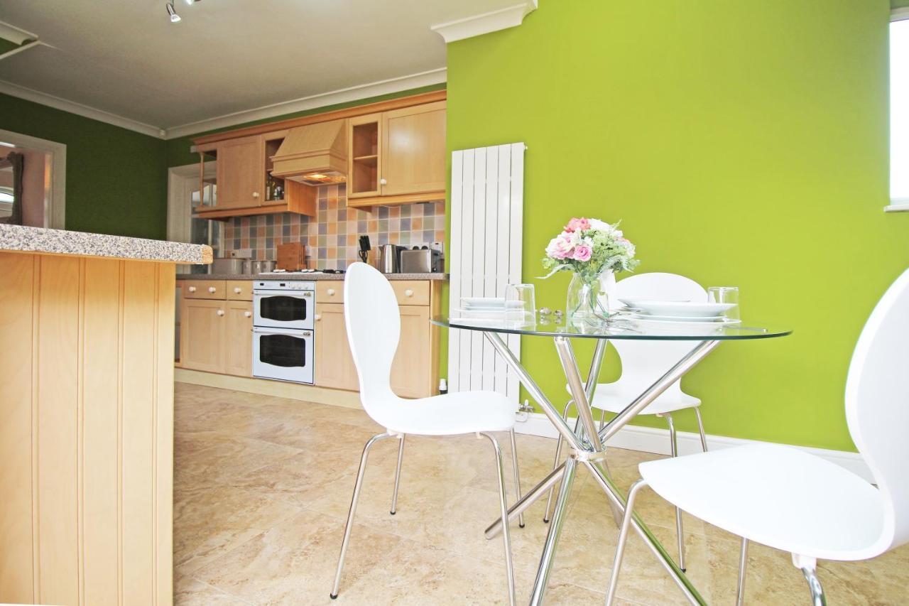 Queens Road - Luxury Spacious Home In Chester Christleton ภายนอก รูปภาพ